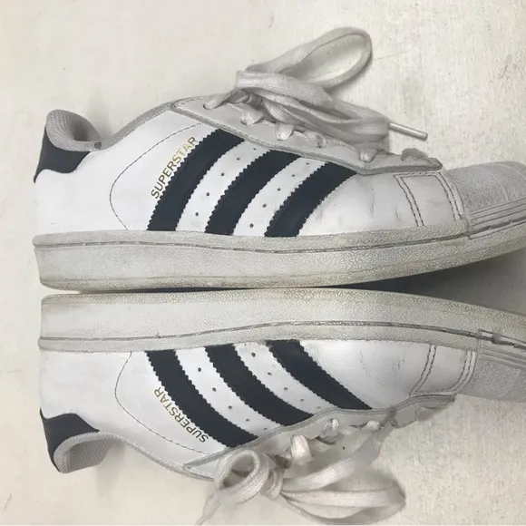 ADIDAS | Big Kids Unisex White &amp;  Black Original Superstar Sneakers Size 6