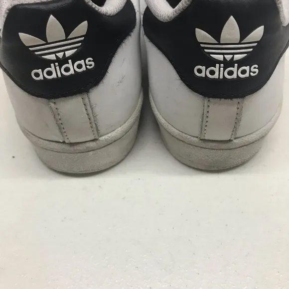 ADIDAS | Big Kids Unisex White &amp;  Black Original Superstar Sneakers Size 6