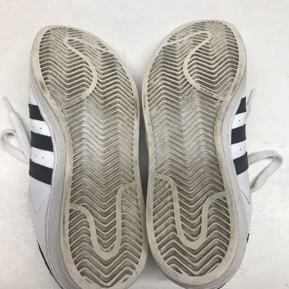 ADIDAS | Big Kids Unisex White &amp;  Black Original Superstar Sneakers Size 6