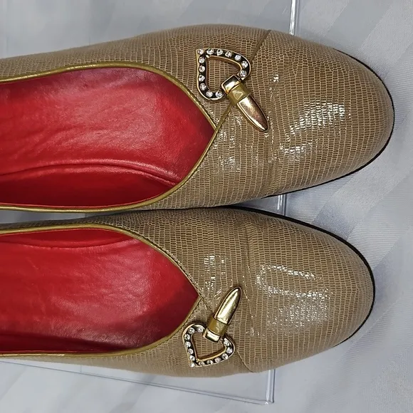 AMALFI BY RANGONI SLIP ON WEDGE SHOE SIZE 8 IN BIEGE/ TAN