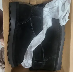 Black Size 7 Wide Bearpaw Booties Bnib