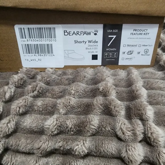 Black Size 7 Wide Bearpaw Booties Bnib