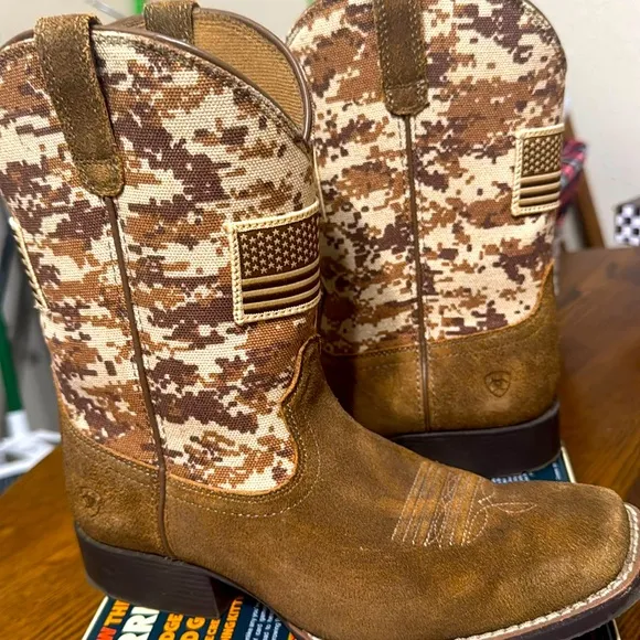 Boys ARIAT American Camo  Mocha Suede Cowboy Boots size 4.5 Boys