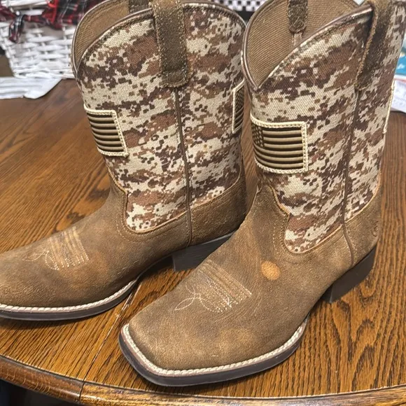 Boys ARIAT American Camo  Mocha Suede Cowboy Boots size 4.5 Boys