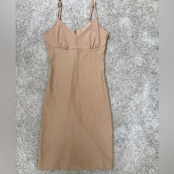 COMMANDO Two-Faced Tech Control Slip in Beige