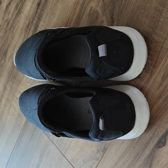 EUC Clark's Metallic Black slip-on sneakers