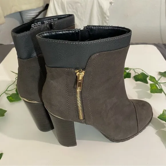 Juicy couture gray boots 71/2