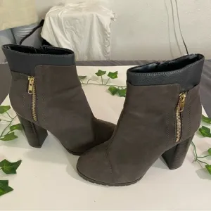 Juicy couture gray boots 71/2