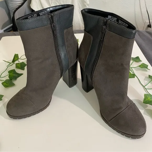 Juicy couture gray boots 71/2