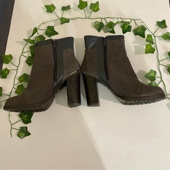 Juicy couture gray boots 71/2