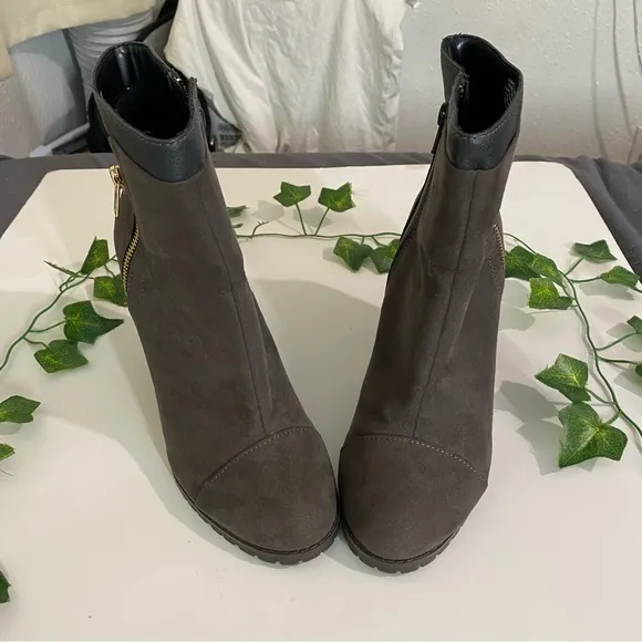 Juicy couture gray boots 71/2