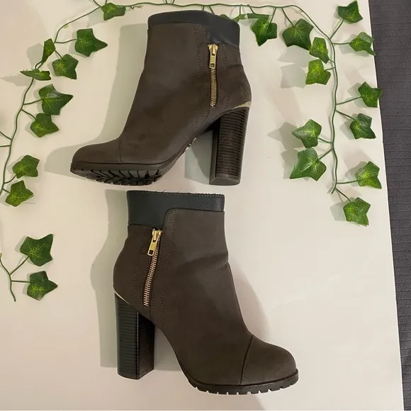 Juicy couture gray boots 71/2