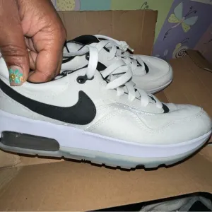 Nike Air Max Motif Canvas White and Black Sneakers 7Y (W9) GS