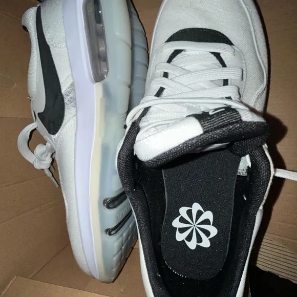 Nike Air Max Motif Canvas White and Black Sneakers 7Y (W9) GS