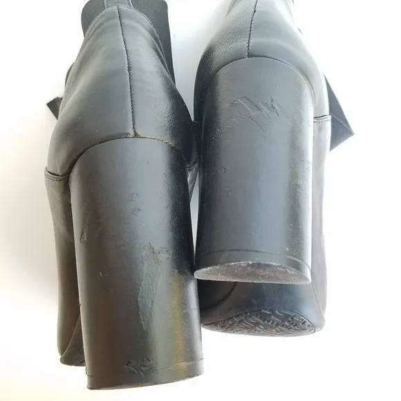 NINE WEST Black leather heeled bootie for women size 8