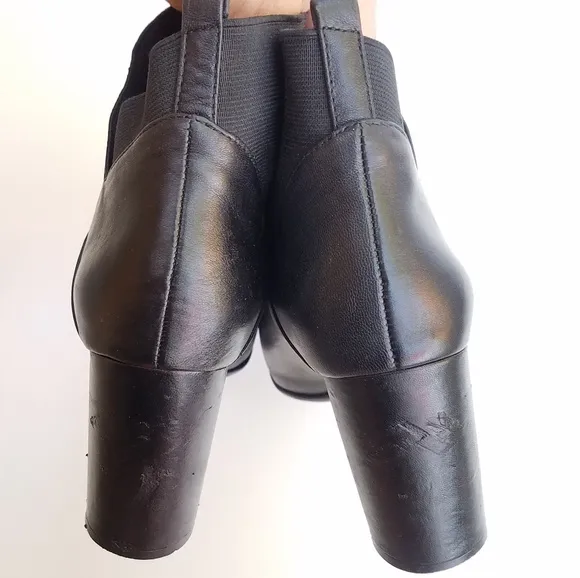 NINE WEST Black leather heeled bootie for women size 8