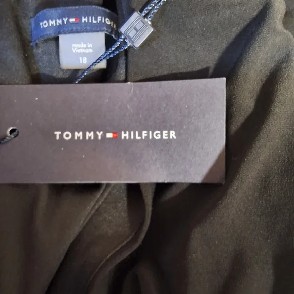 NWT TOMMY HILFIGER BLACK LONG SLEEVE ABOVE THE KNEE SHEATH COCKTAIL DRESS