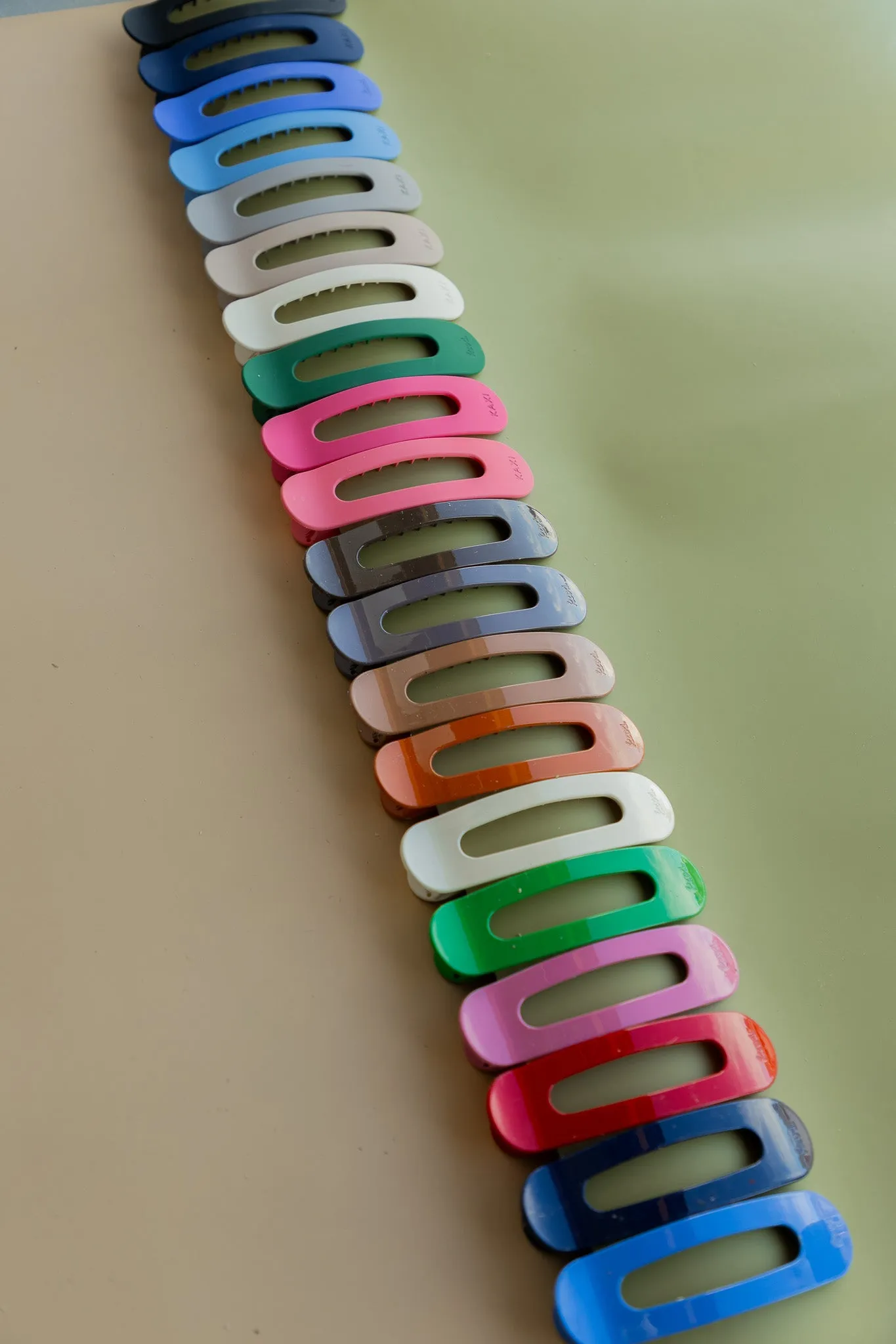 OVERSIZED LAY DOWN CLAWS ( 26 COLORS )