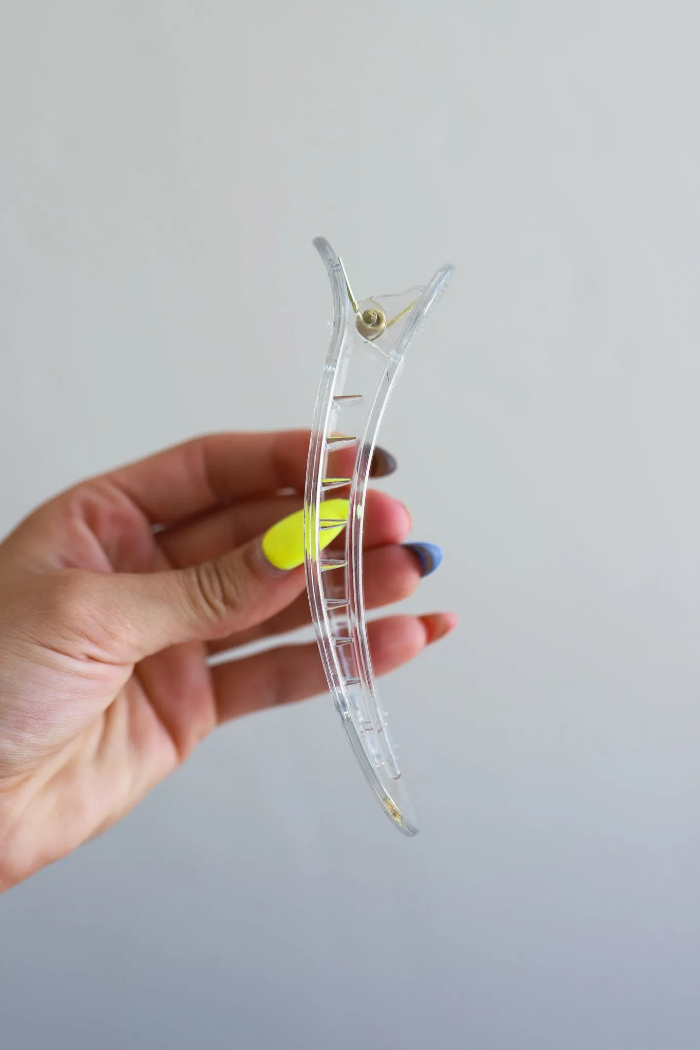 OVERSIZED LAY DOWN CLAWS ( 26 COLORS )