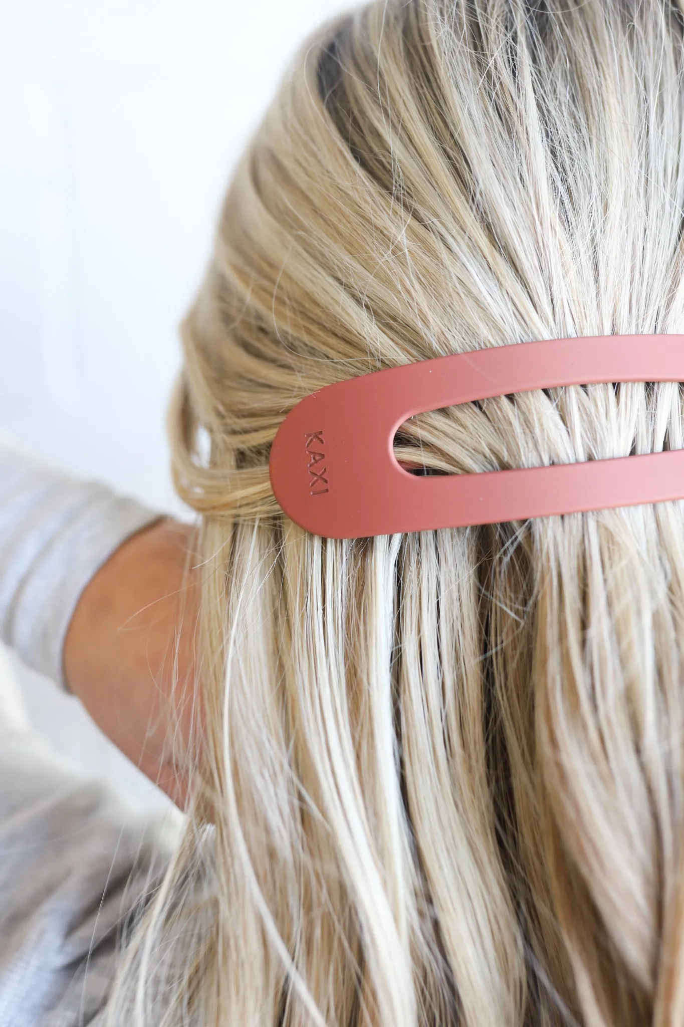 OVERSIZED LAY DOWN CLAWS ( 26 COLORS )