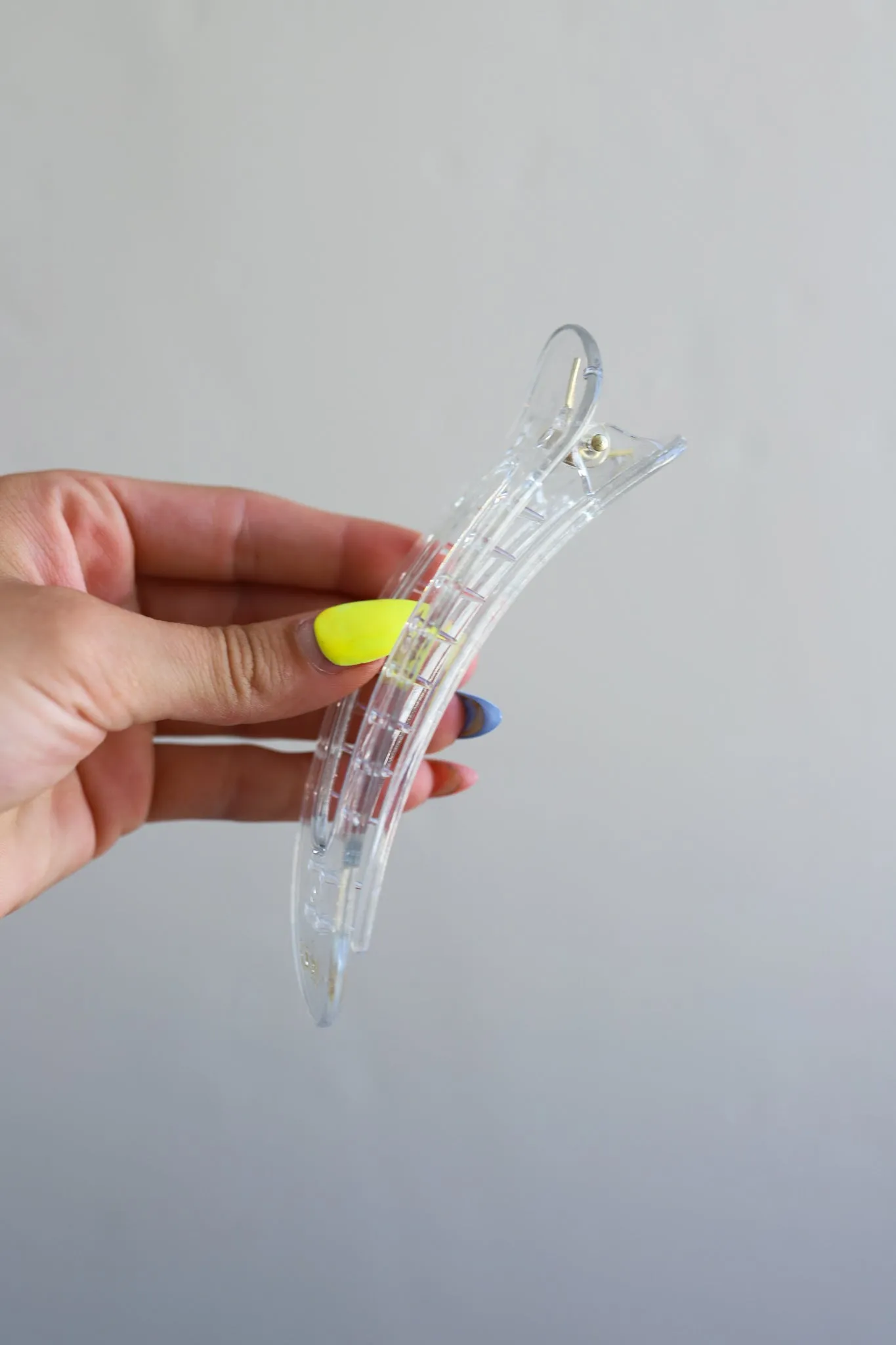 OVERSIZED LAY DOWN CLAWS ( 26 COLORS )