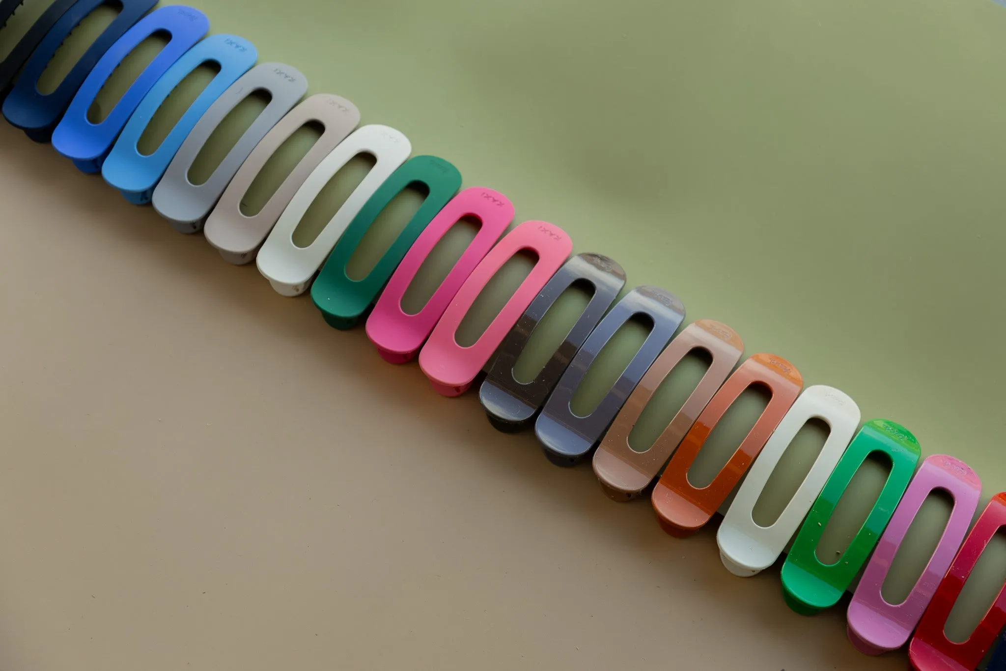 OVERSIZED LAY DOWN CLAWS ( 26 COLORS )