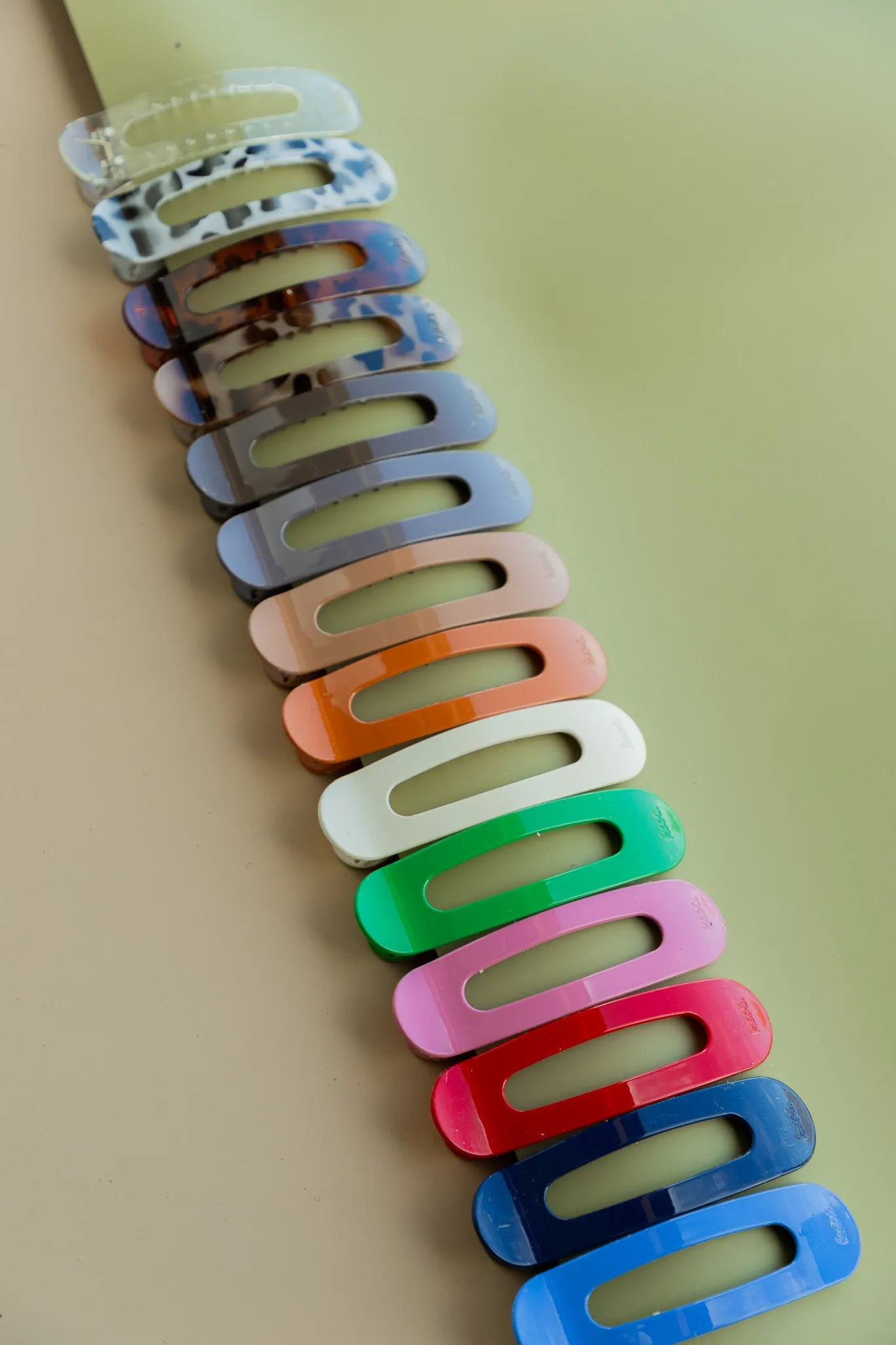 OVERSIZED LAY DOWN CLAWS ( 26 COLORS )