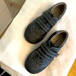 VENETTINI BLACK AND GREY SNEAKERS.  NEW