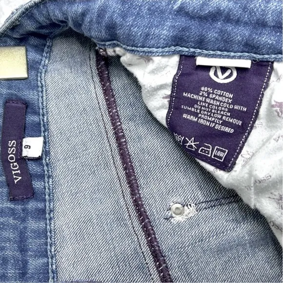 VIGOSS Light Medium Wash Lightly Distressed Jeans Juniors 9