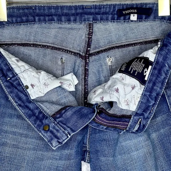 VIGOSS Light Medium Wash Lightly Distressed Jeans Juniors 9