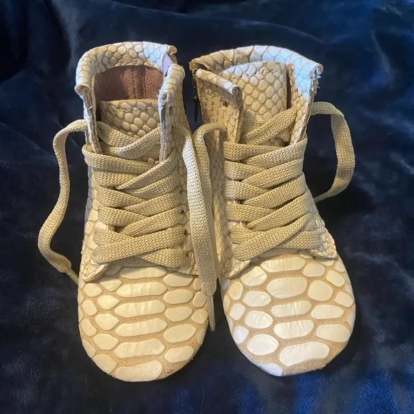 White snake baby Freebird booties- NWOT