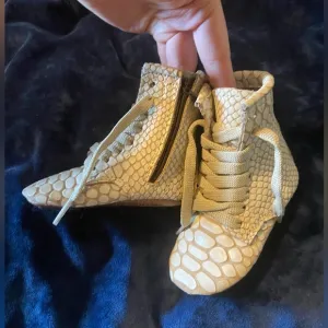 White snake baby Freebird booties- NWOT