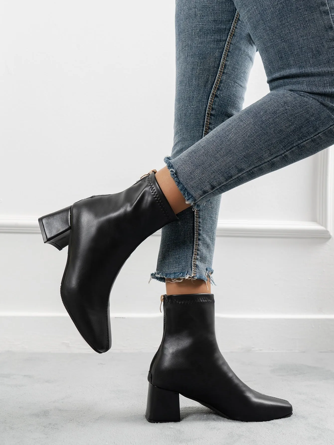 Zip Back Chunky Heeled Classic Boots - Black