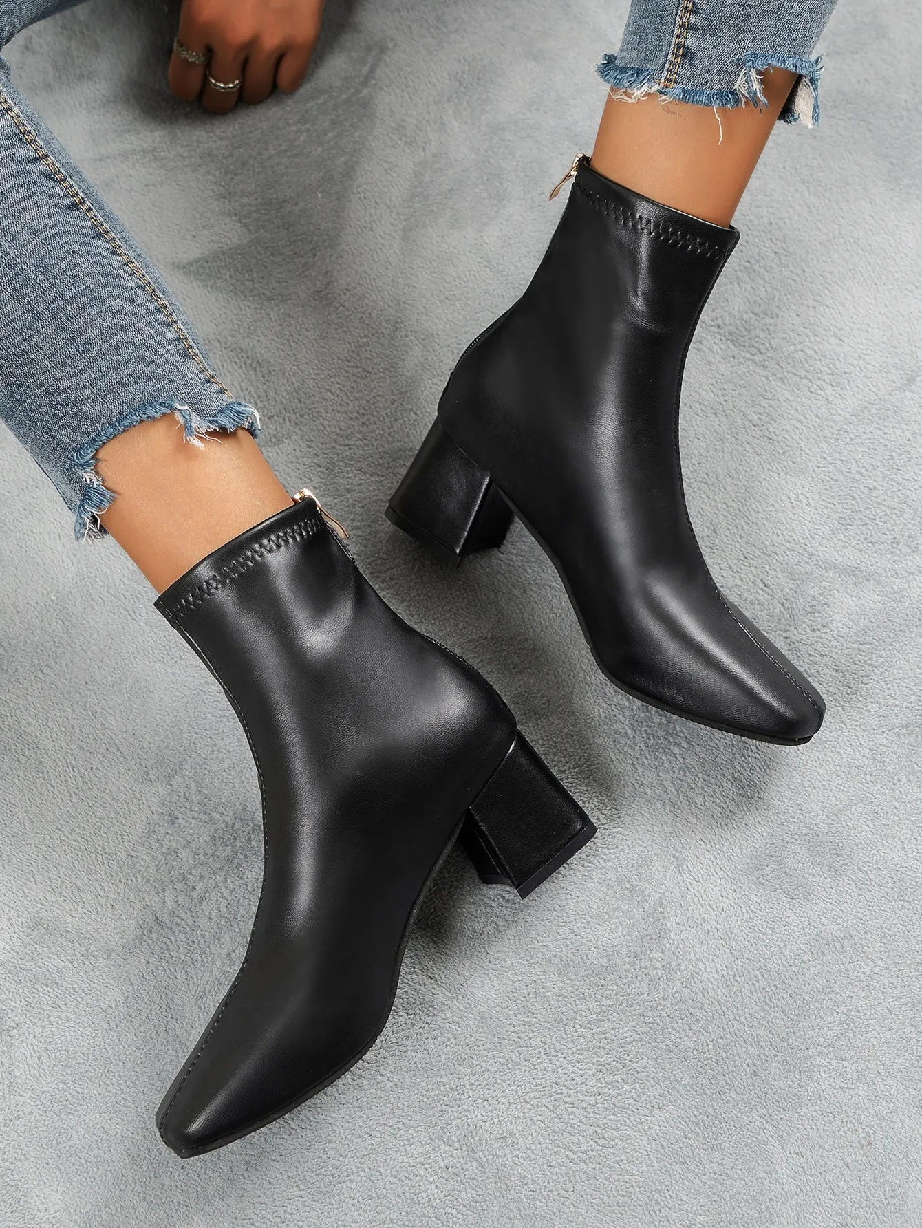 Zip Back Chunky Heeled Classic Boots - Black