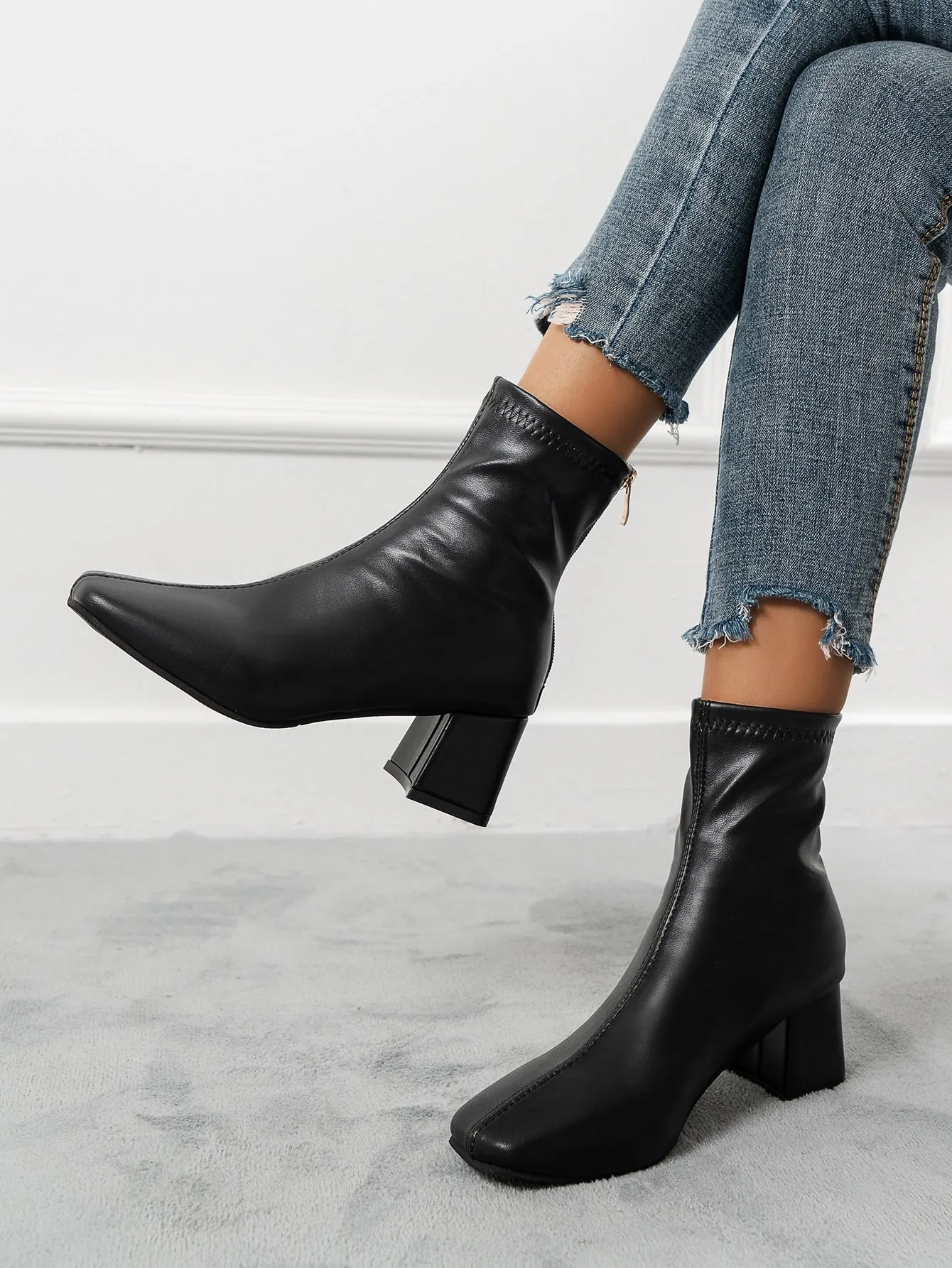 Zip Back Chunky Heeled Classic Boots - Black