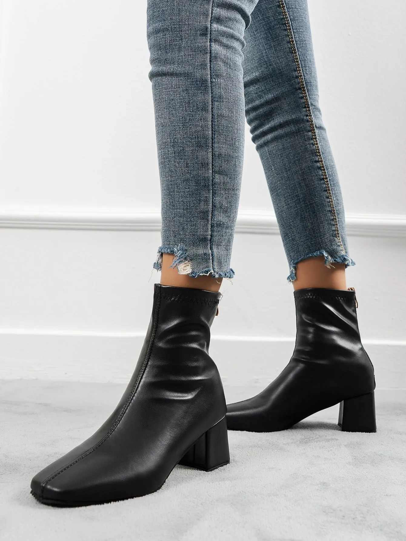 Zip Back Chunky Heeled Classic Boots - Black