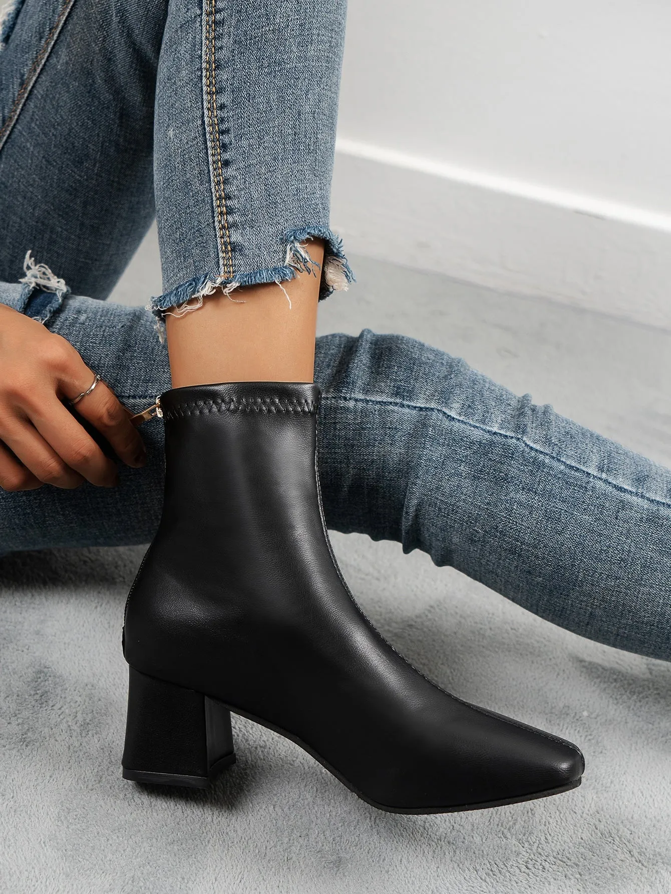Zip Back Chunky Heeled Classic Boots - Black